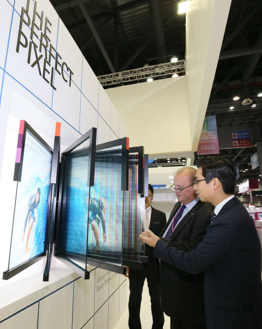 14일 일산 킨텍스에서 열린 'IMID 2015'에서 '완벽한 픽셀'이라는 주제로 마련한 머크의 차세대 디스플레이 소재 전시물을 관람객들이 살펴보고 있다. <머크 제공>